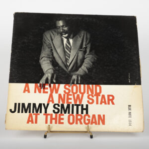 Pochette du vinyle Jimmy Smith A New Sound A New Star at the Organ, photo noir et blanc et titre orange.
