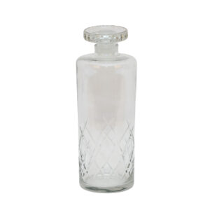 Carafe cylindrique en cristal à décor de croisillons taillés, avec bouchon plat circulaire à pourtour facetté.