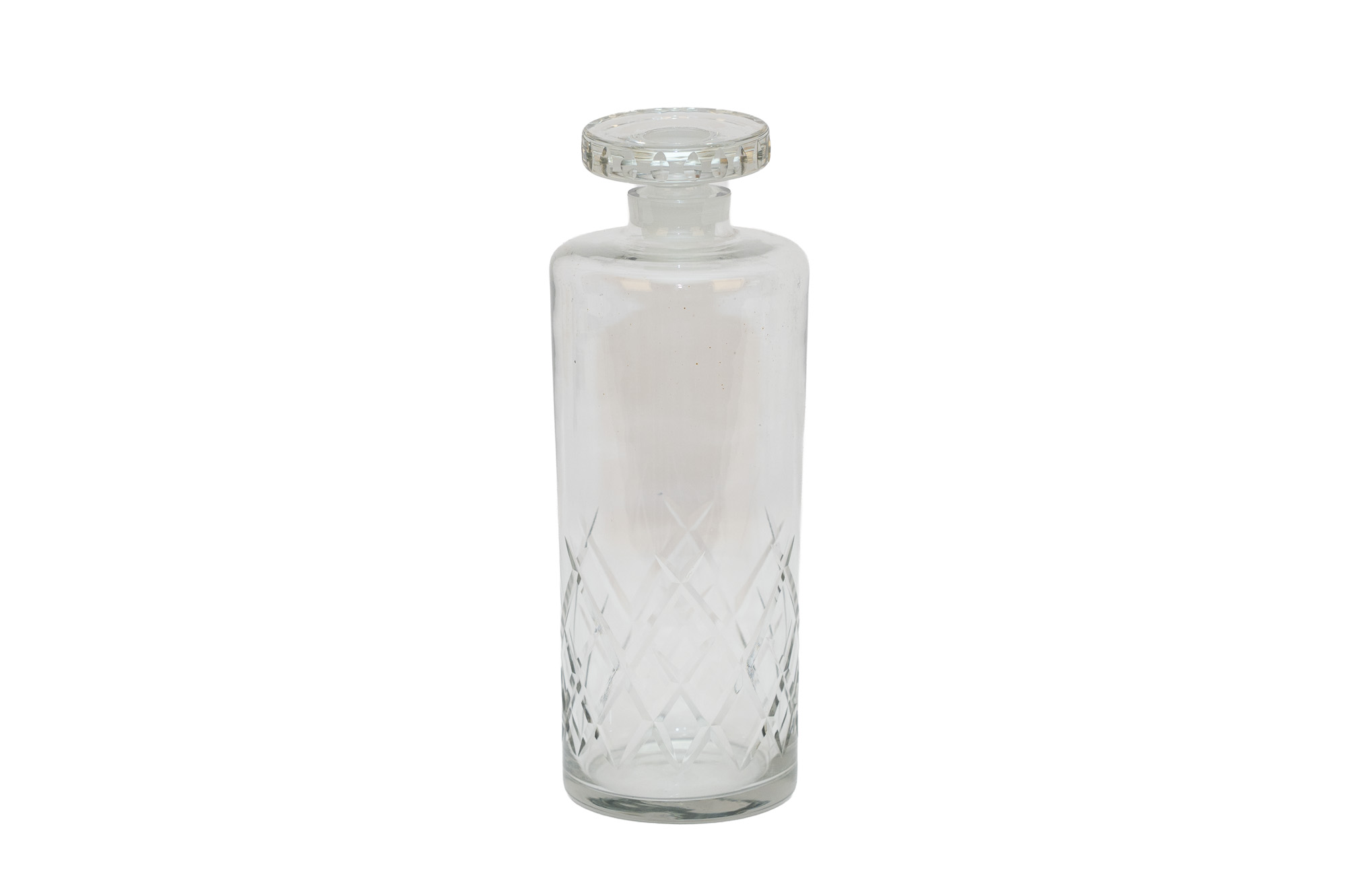 Carafe cylindrique en cristal à décor de croisillons taillés, avec bouchon plat circulaire à pourtour facetté.