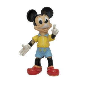 Mickey Mouse 1962 articulé en caoutchouc polychrome, Walt Disney Productions, vue de face : chemise jaune, culotte bleue, chaussures rouges.