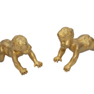 Deux presse-papiers en bronze doré représentant des enfants à quatre pattes, vus de trois quarts face.