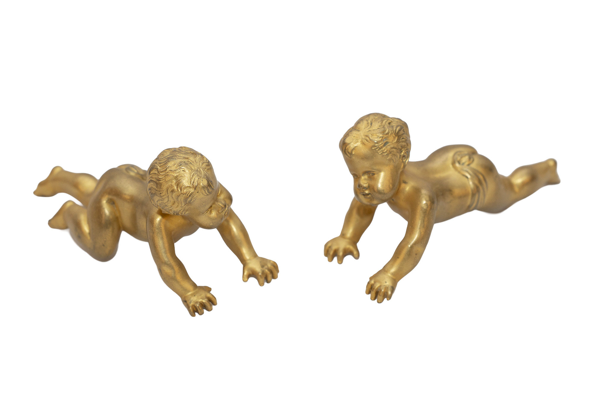 Deux presse-papiers en bronze doré représentant des enfants à quatre pattes, vus de trois quarts face.