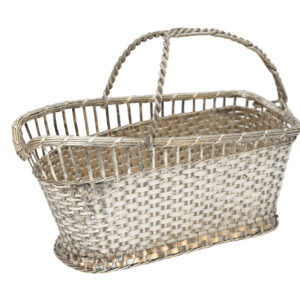 Porte-bouteille en forme de panier allongé, en métal de teinte argentée à décor tressé et anse torsadée.