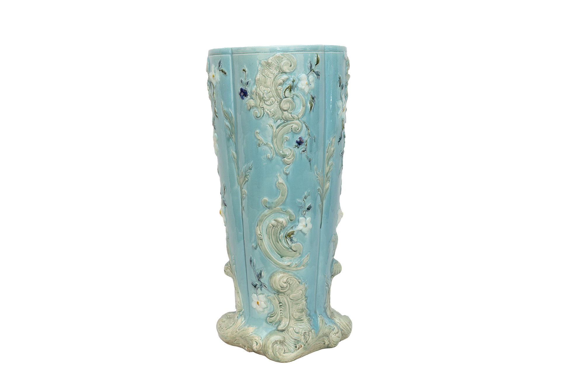 Face du porte-parapluie bleu turquoise ornée de volutes crème, de feuillages et de petites fleurs en relief.