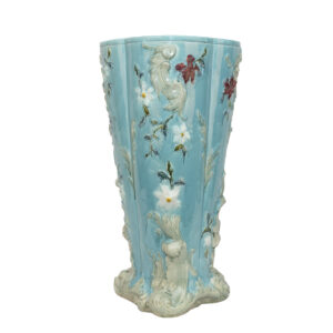 Grand porte-parapluie en barbotine bleu turquoise, orné de fleurs et de feuillages en relief, vu de trois quarts.