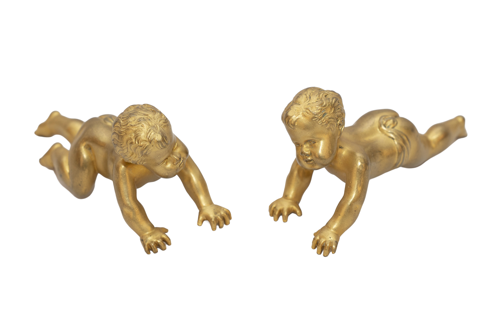 Autre vue du dessous des deux enfants en bronze doré, avec bras, jambes et mains ouverts visibles.