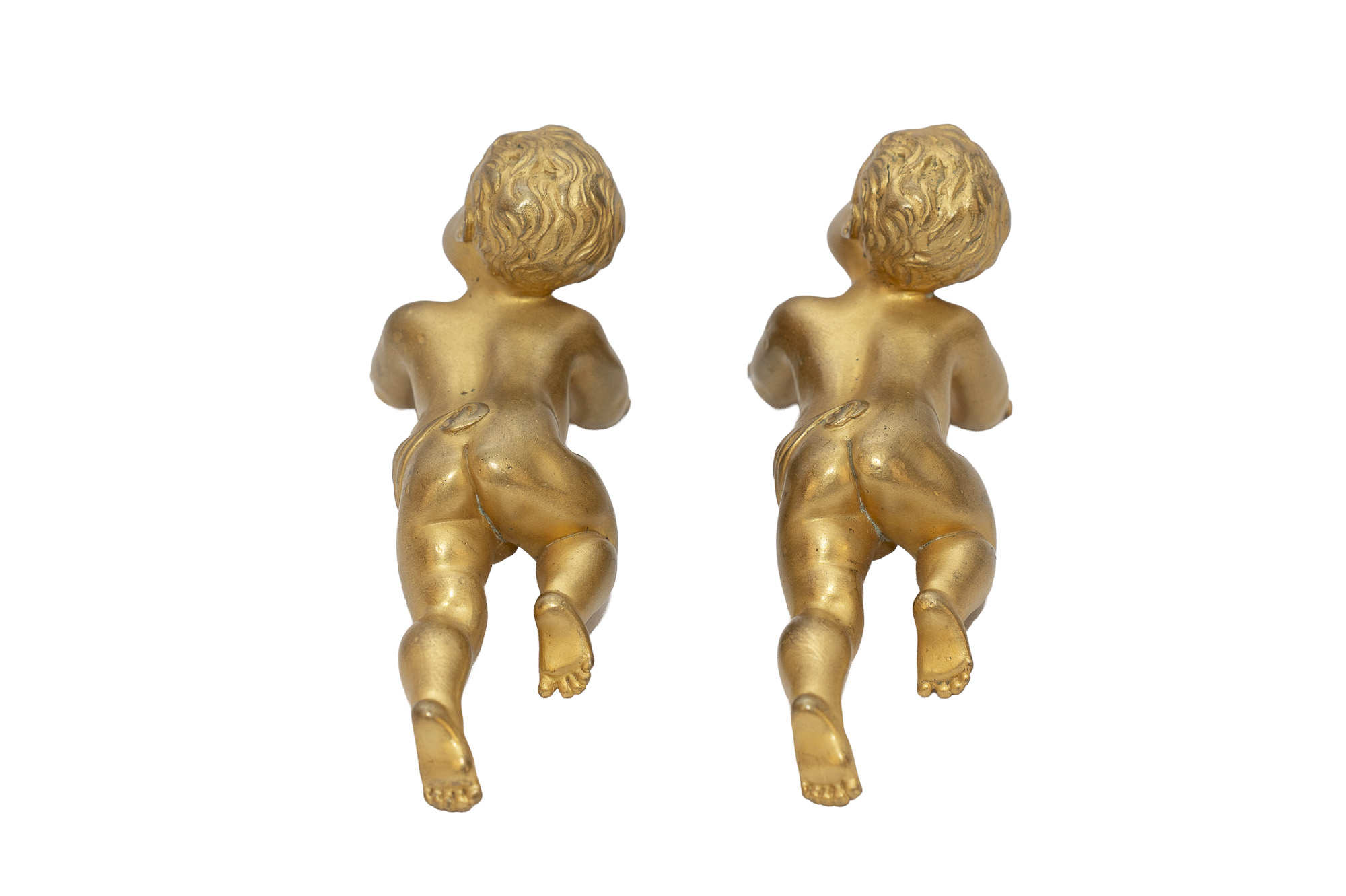 Autre vue arrière des deux enfants en bronze doré, montrant les plis des drapés et les détails des pieds.