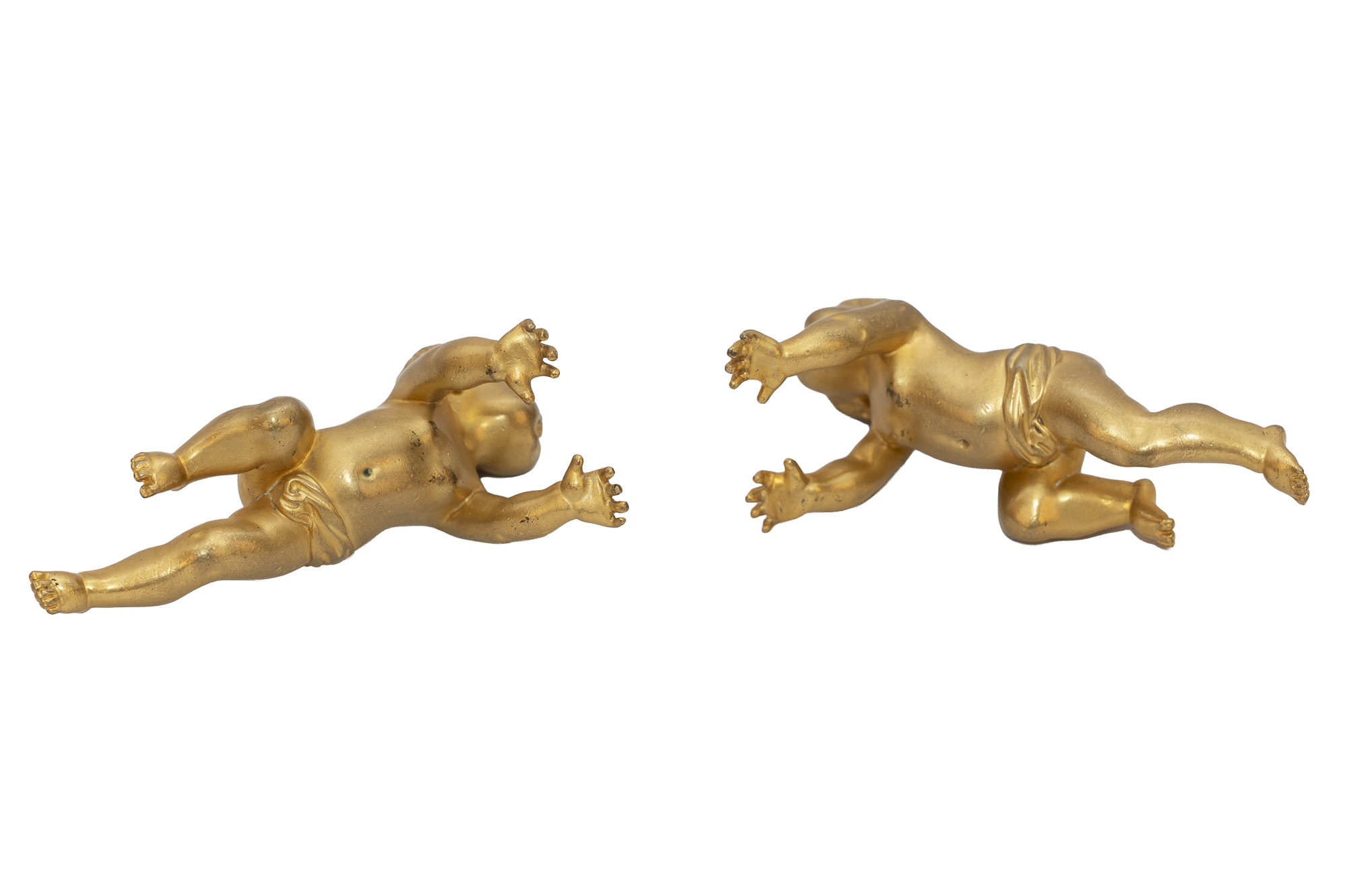 Les deux presse-papiers en bronze doré vus de dos, avec cheveux bouclés, drapés et jambes visibles.