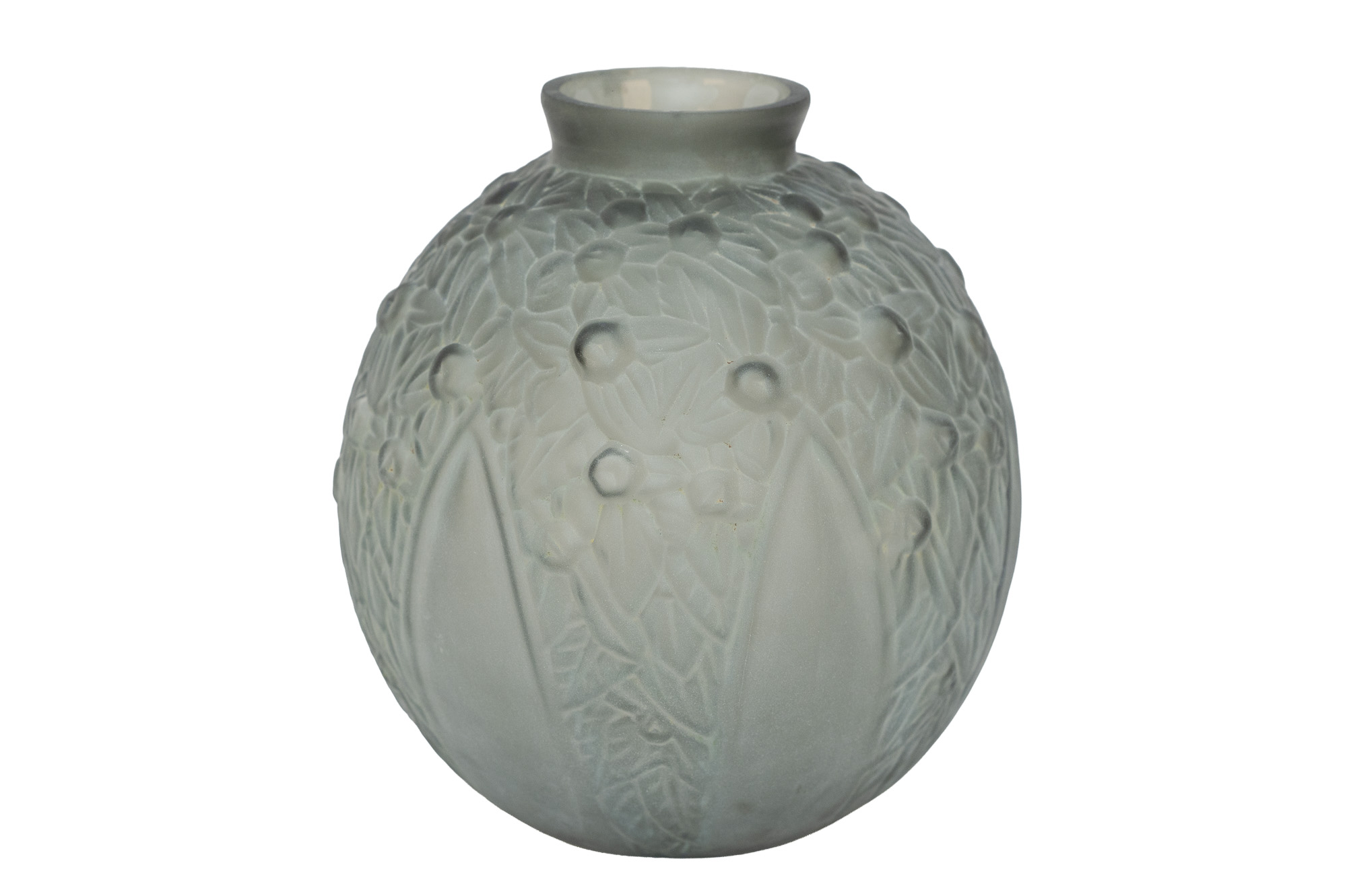 Vase boule en verre moulé et sablé présenté sous un autre angle, avec fleurs et feuillages en relief.
