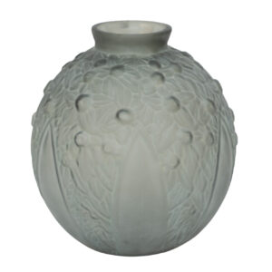 Grand vase boule Art Déco en verre sablé, décor de fleurs et feuillages en relief, vue de face.